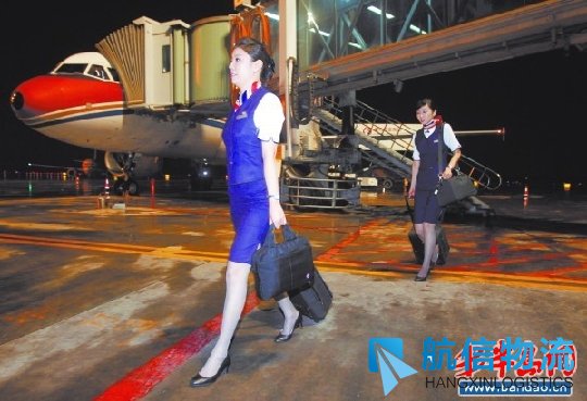 雨夜探访空姐：被调戏被误解依然会笑对旅客