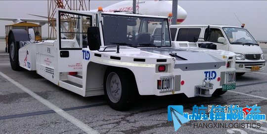 扬子江快运购置国内首台TPX-500抱式牵引车