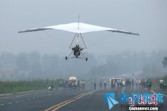39岁农民小伙儿痴迷飞天　自制飞机空中圆梦