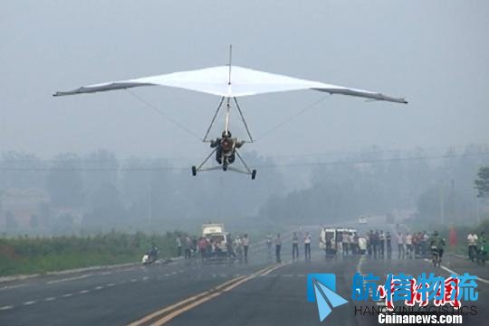 39岁农民小伙儿痴迷飞天 自制飞机空中圆梦